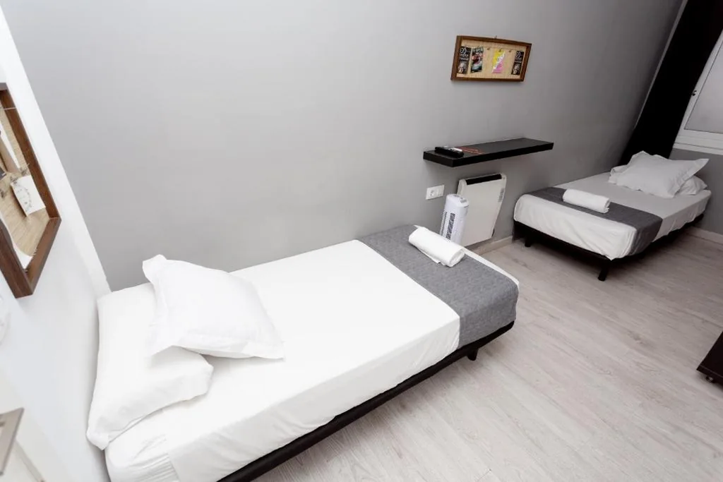 Quarto Duplo com casa de banho - 2 camas — Easy Sants by Bossh! Hotels
