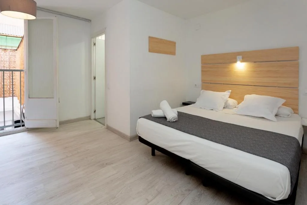 Quarto Triplo com casa de banho privativa — Easy Sants by Bossh! Hotels