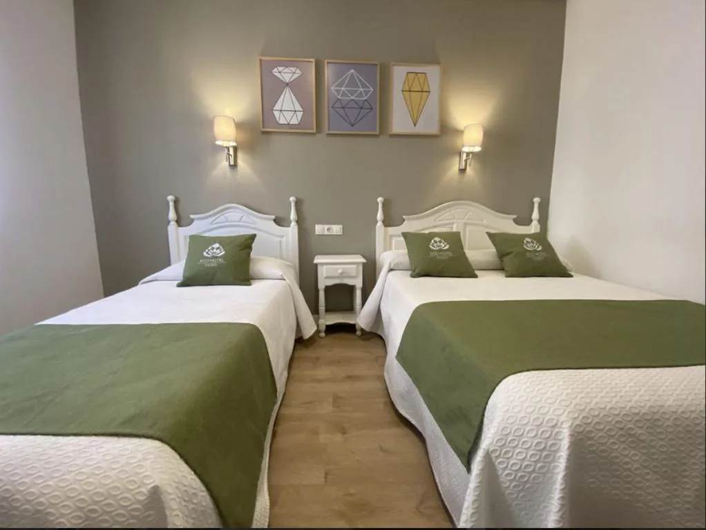 Habitación Triple con baño privado — Eco Hotel Toledo
