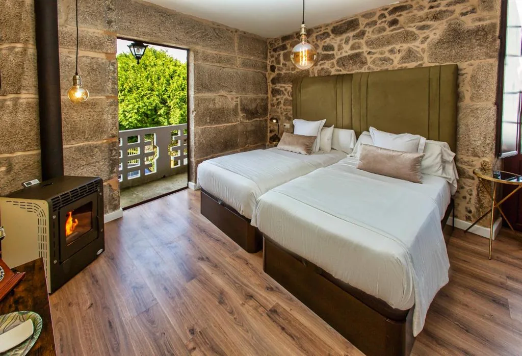 Habitación Doble Deluxe - 2 camas — Ecocasa Lema II