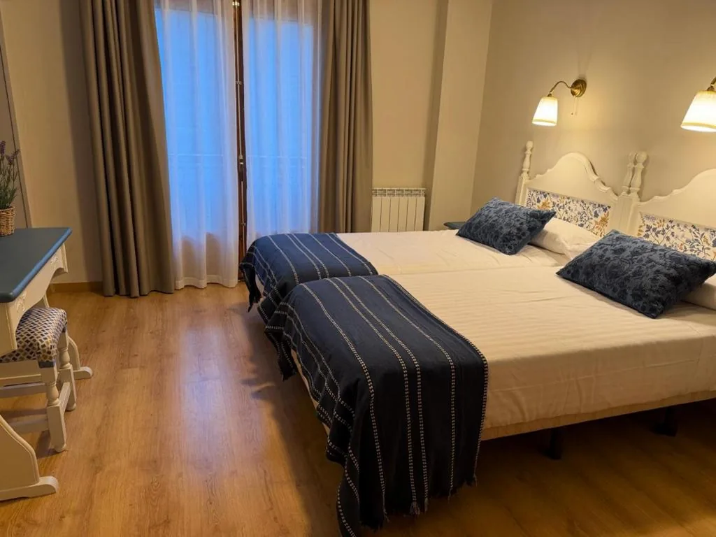 Habitación Doble con terraza y vistas a la montaña - 2 camas — Edelweiss Hotel