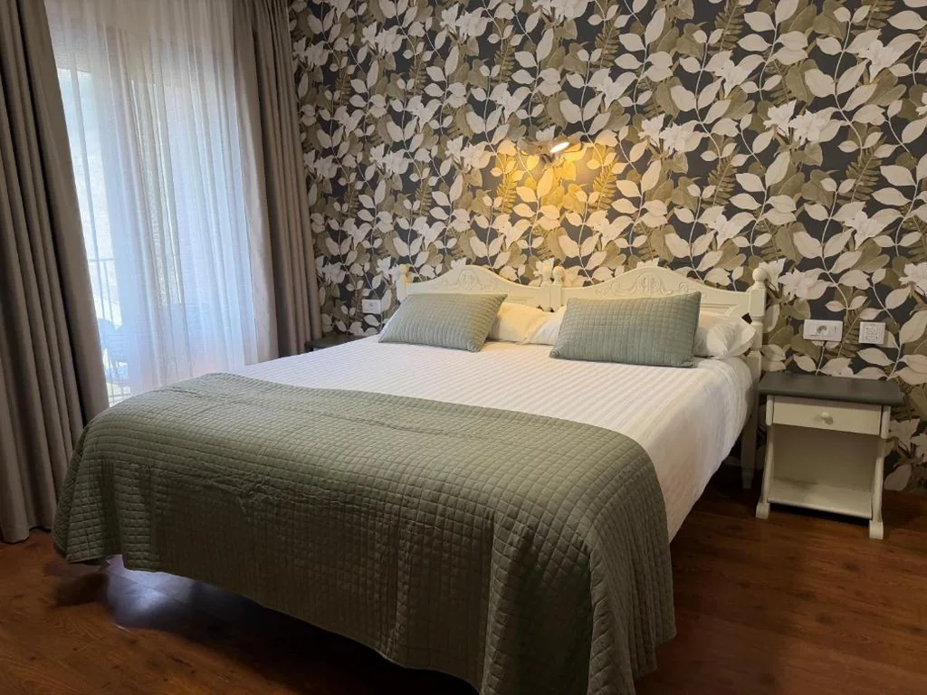 Habitación Doble con terraza y vistas a la montaña — Edelweiss Hotel