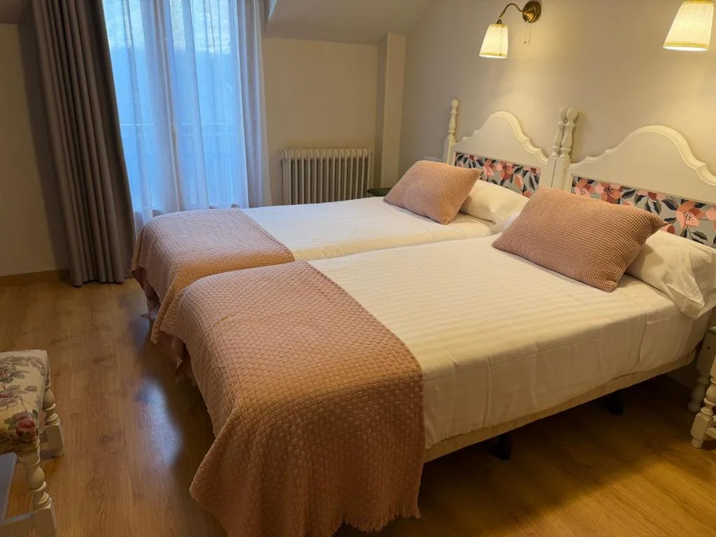 Habitación Doble con vistas a las montañas - 2 camas — Edelweiss Hotel