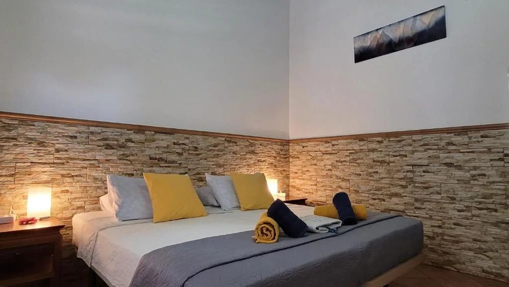 Tweepersoonskamer met Gedeelde Badkamer - 1 of 2 Bedden — Eden GuestHouse