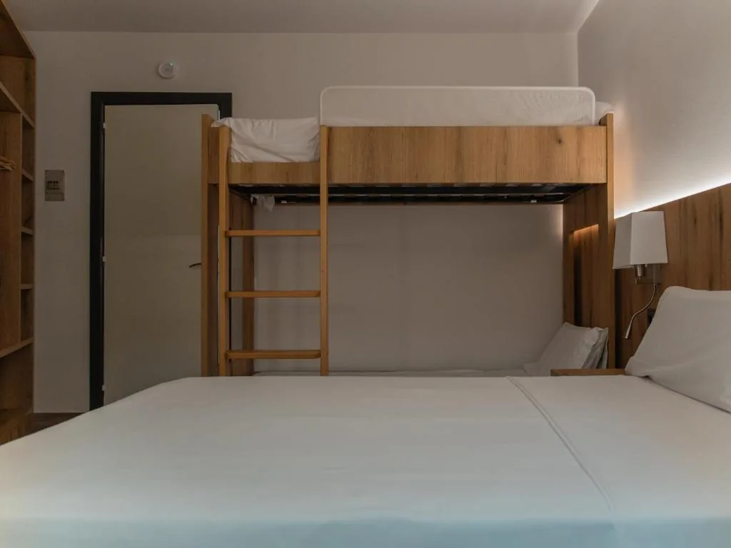 Vierbettzimmer mit Balkon — El 9 Baral-la