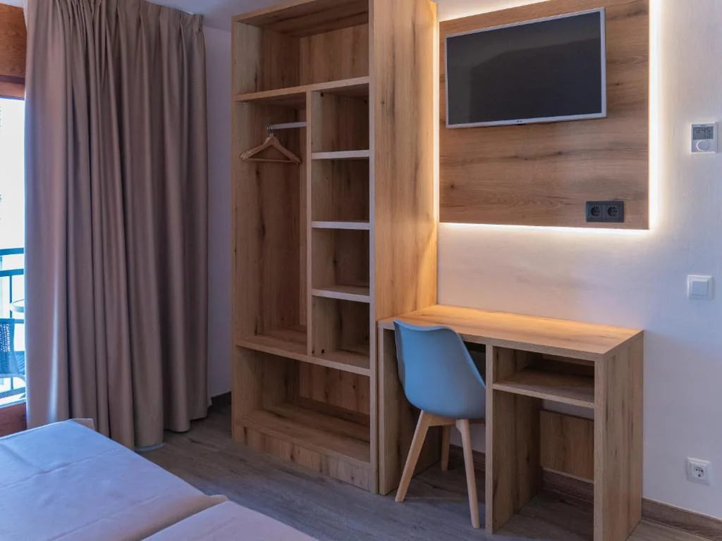 Standard-Doppelzimmer mit Balkon – 1 oder 2 Betten — El 9 Baral-la