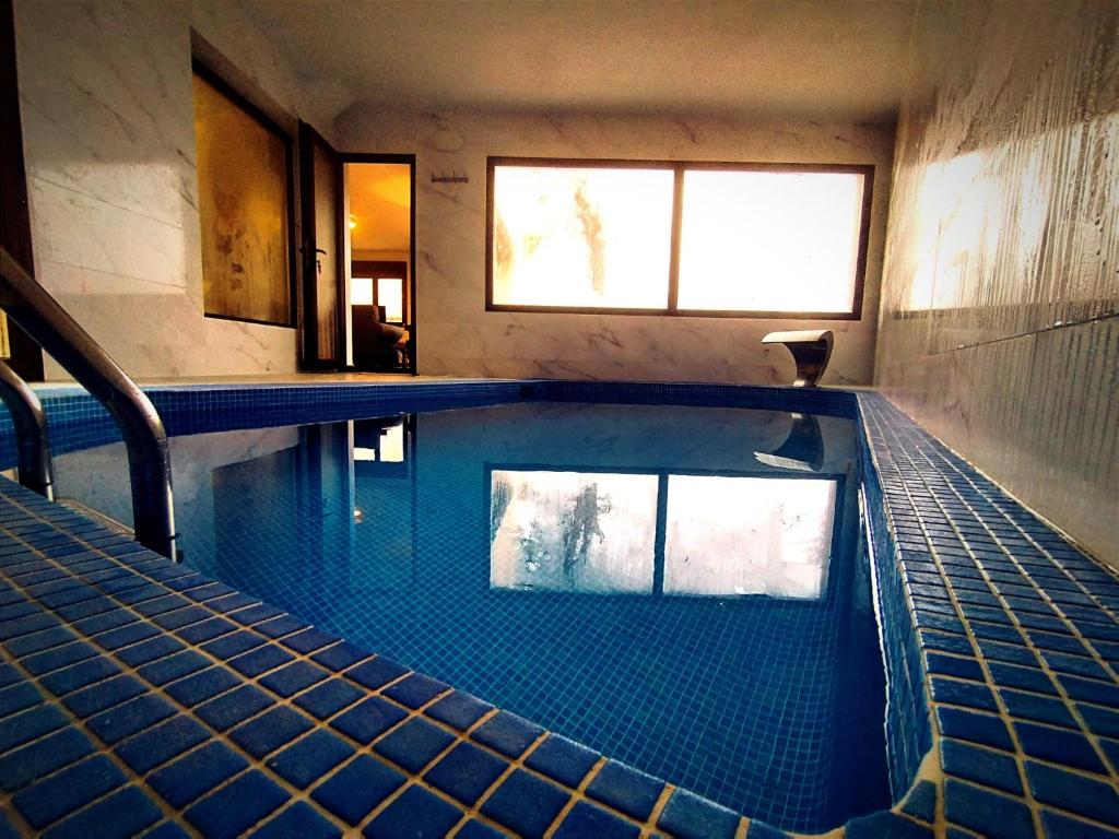 El Aprisco, con piscina climatizada en Hueva-Guadalajara