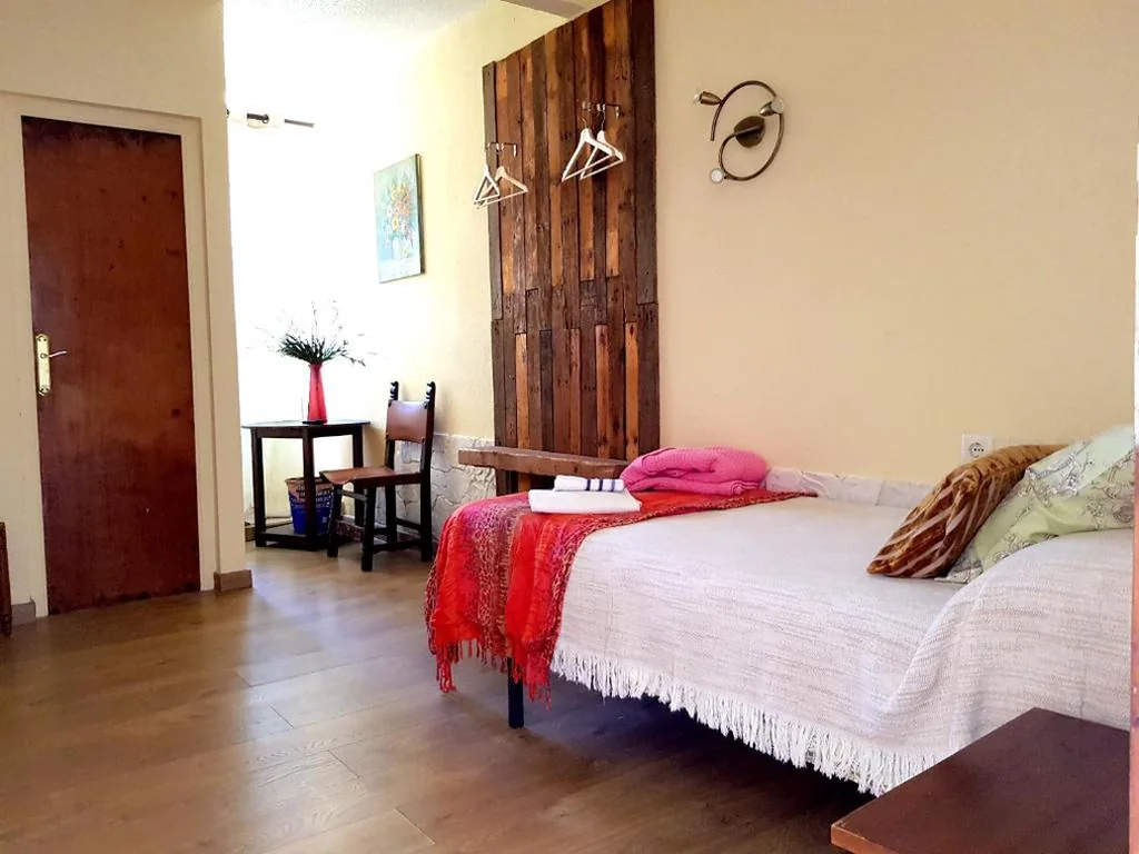 Quarto Individual com duche — El Artista Hostal