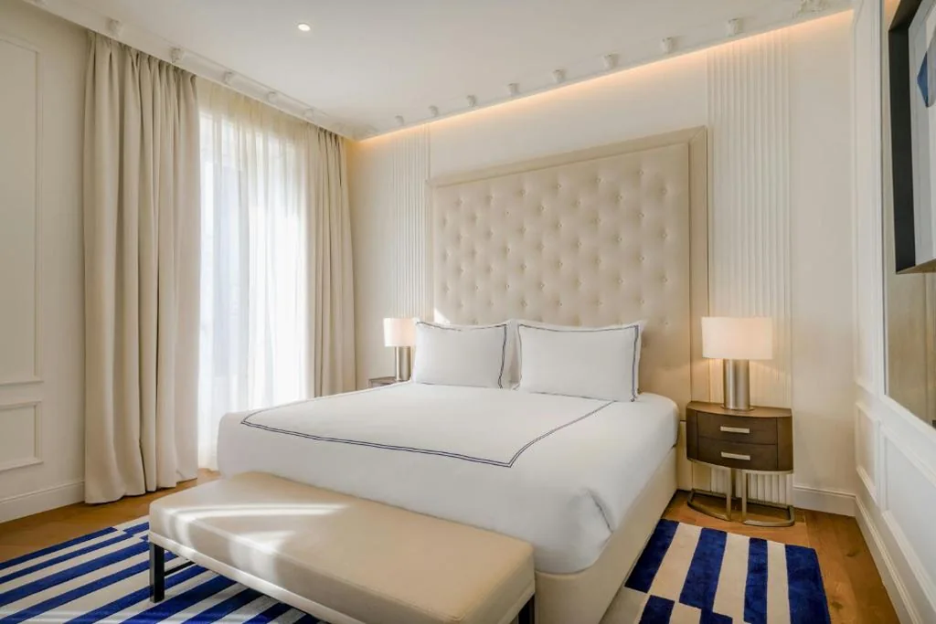Suite Junior con vistas a la ciudad - 1 cama extragrande — El Autor Hotel, Madrid, Autograph Collection
