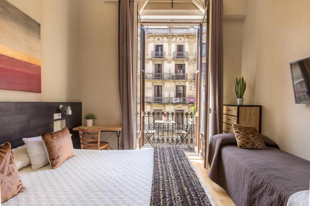 Doppelzimmer mit Zustellbett — El Born Guest House by Casa Consell