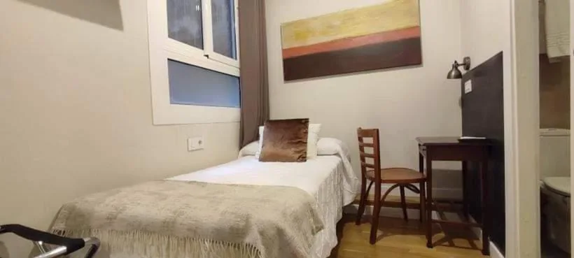 Kleines Einzelzimmer mit eigenem Bad — El Born Guest House by Casa Consell