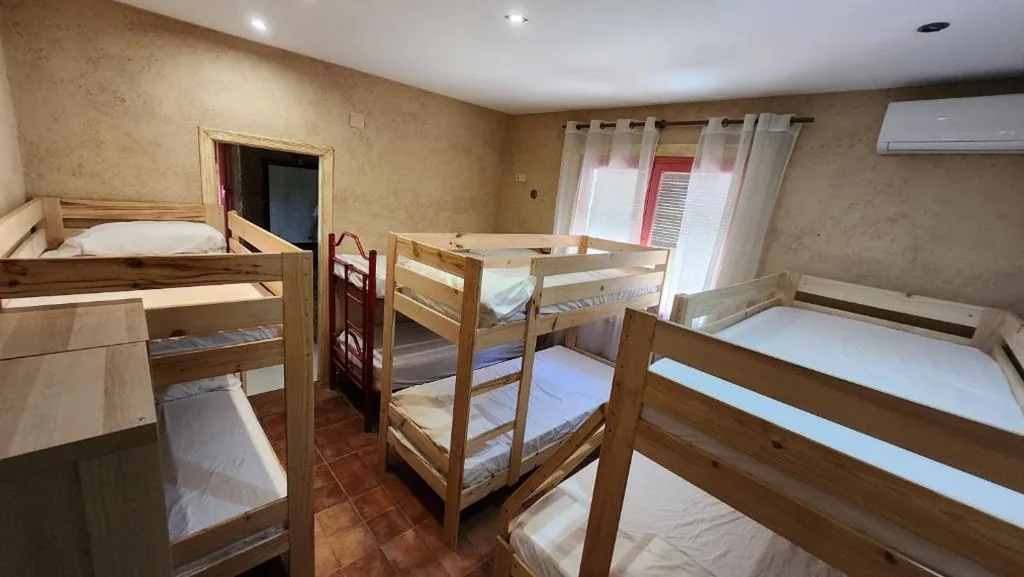 Familienzimmer mit eigenem Bad (6 Betten) — El Bosque de la Herrezuela