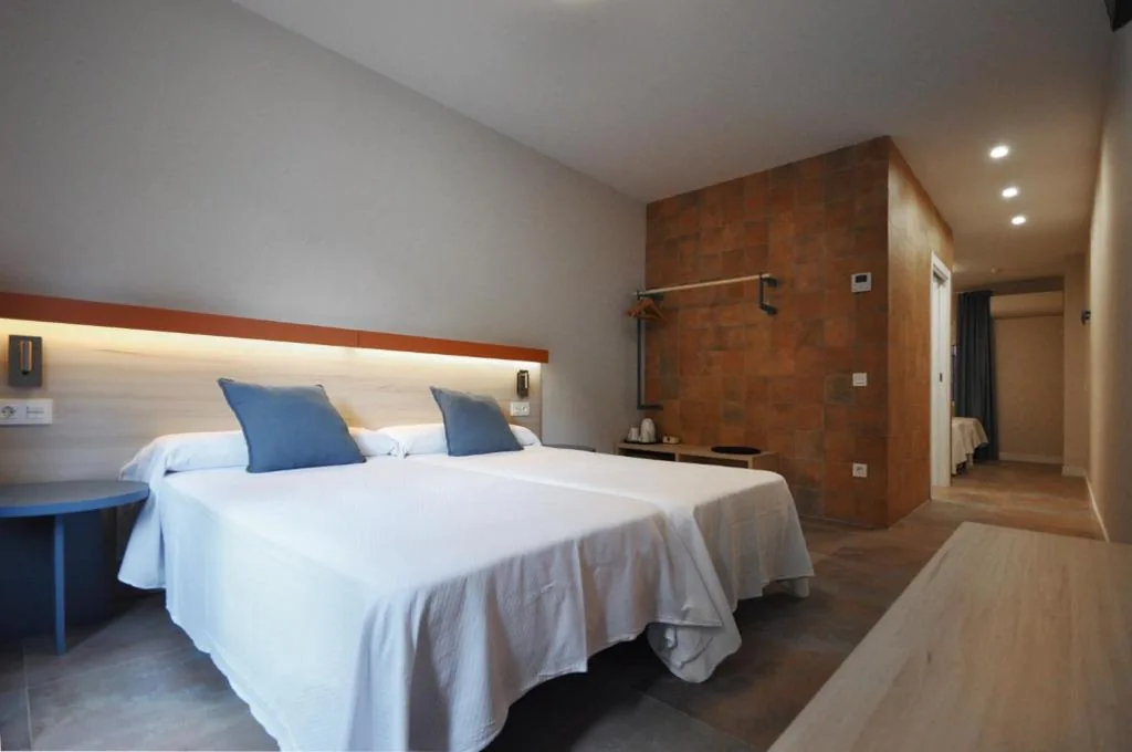 Standard-Vierbettzimmer — El Camí Hotel