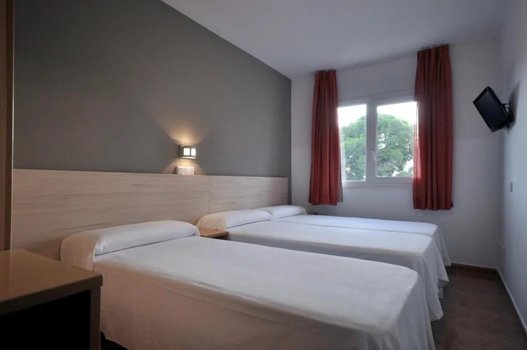 Dreibettzimmer — El Camí Hotel