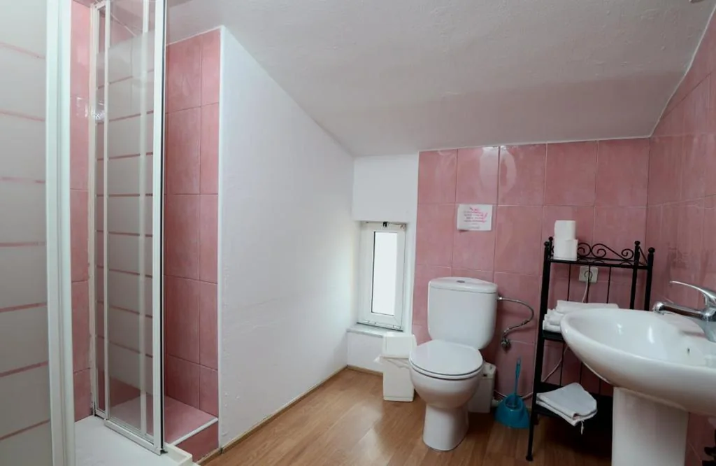 Double Room with Bathroom - 2 Beds — El Centro