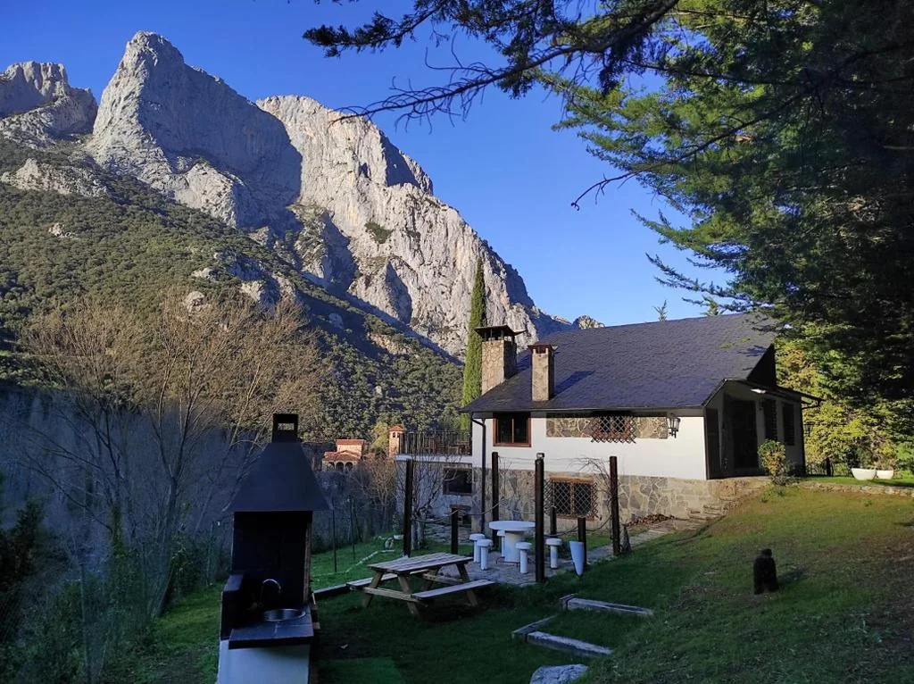 Casa de 3 dormitorios — El Chalet de la Poza - Río, barbacoa, Wifi, zona de trabajo, vistas.
