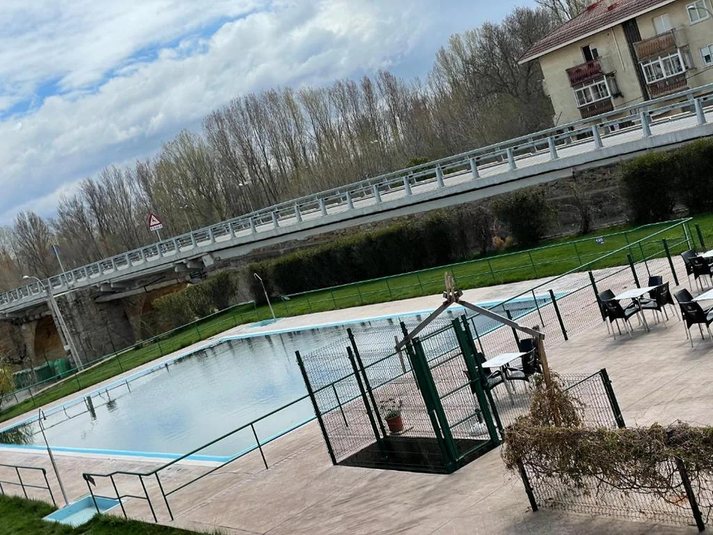 Triple Room with Pool View — EL DELFÍN VERDE