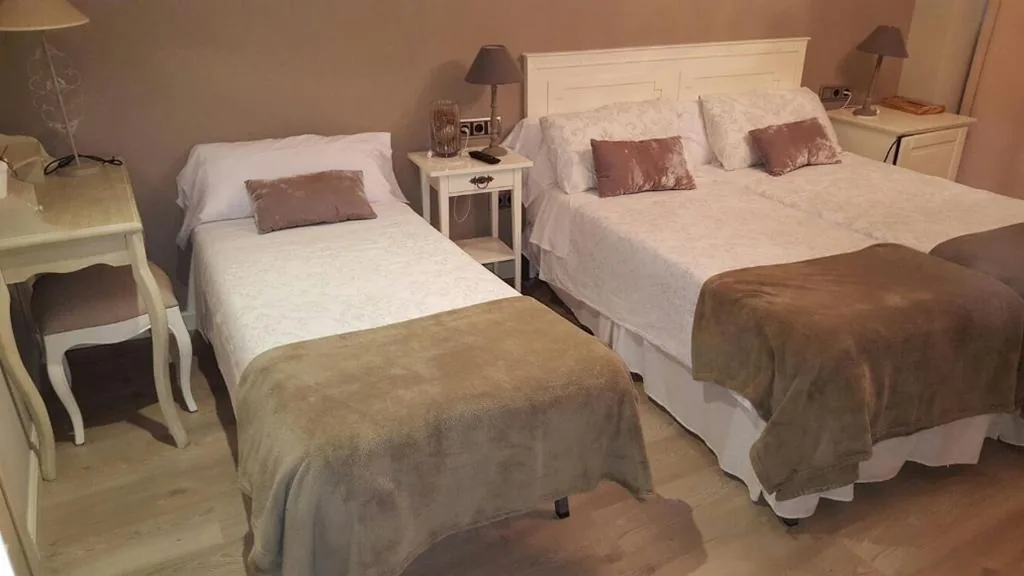 Camera Tripla Comfort con doccia — El Encanto del Moncayo