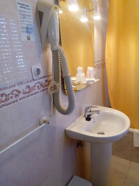 Habitación Familiar Estándar — El Faisan C&R Hotel