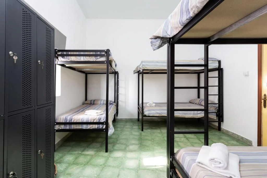 男女共用ドミトリーのベッド1台 — El Hostal del Cubo