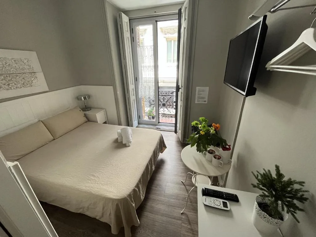 Habitación Doble con balcón — El Hostall
