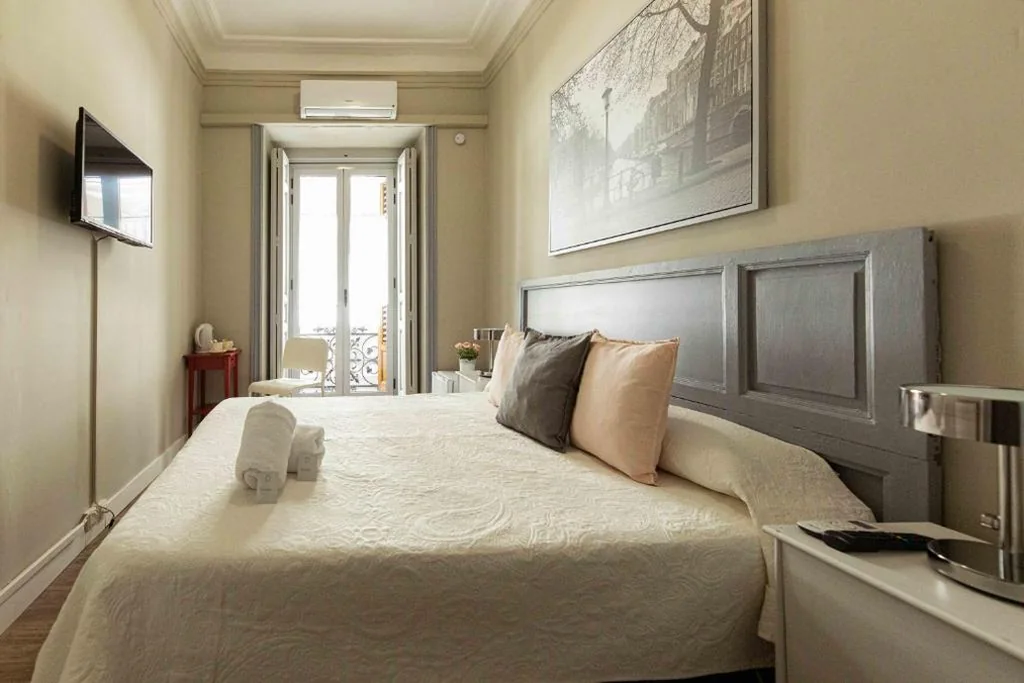 Habitación Doble Deluxe con balcón — El Hostall