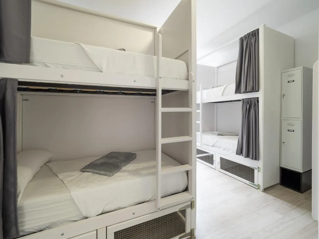 Schlafplatz im Mehrbettzimmer mit 8 Betten — El Hostel & CO