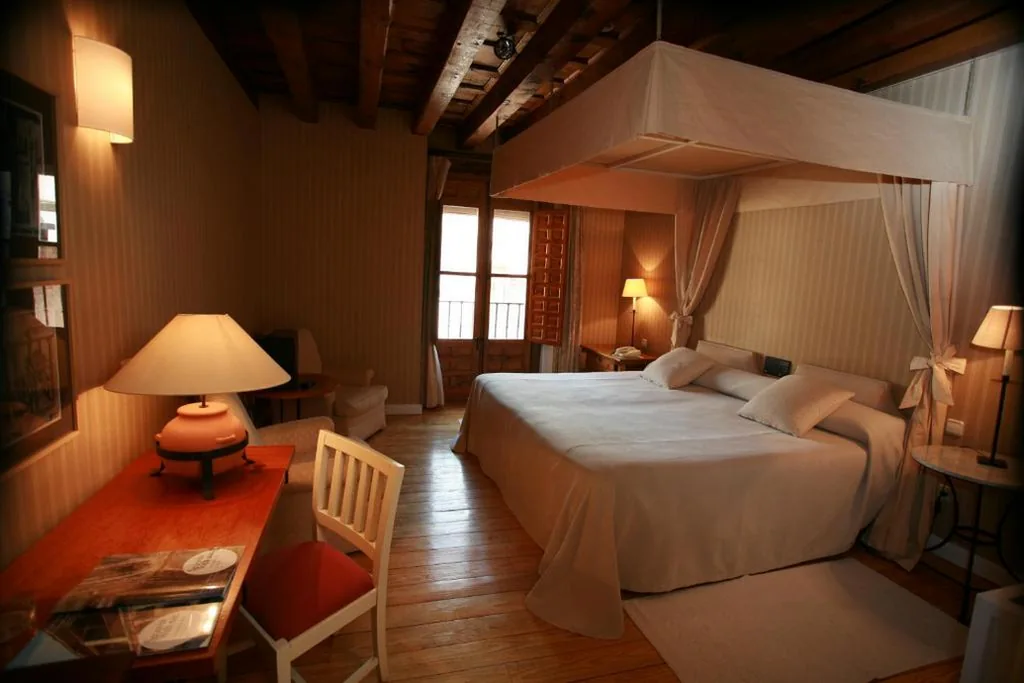 Deluxe Room with Extra-Large Double Bed — El Hotel De La Villa
