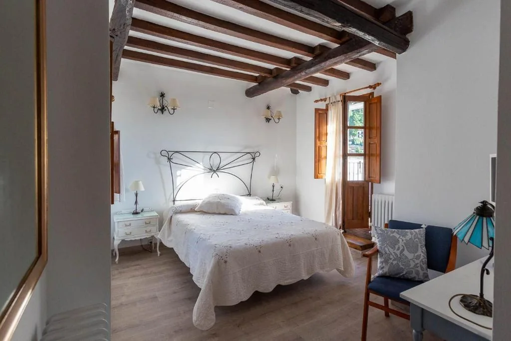Camera con letto matrimoniale grande e balcone — El Jardín del Laurel - only adults -