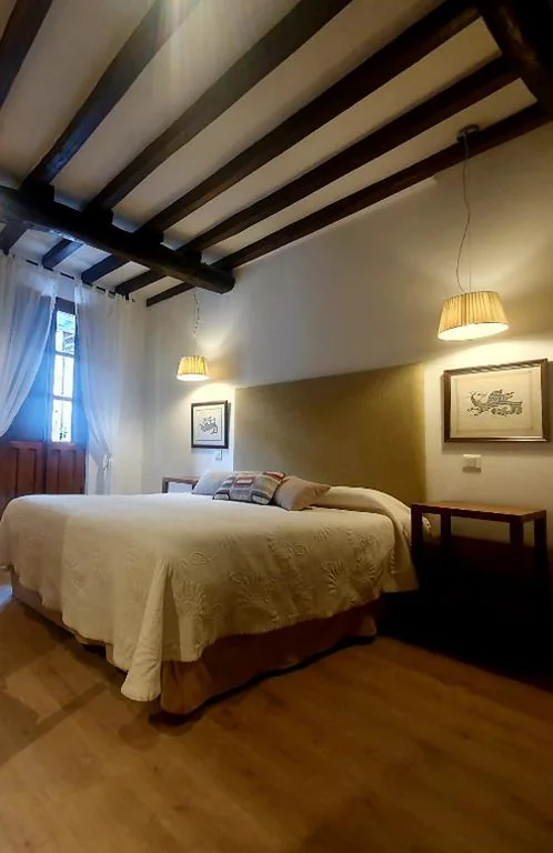 Camera con letto matrimoniale grande e balcone — El Jardín del Laurel - only adults -