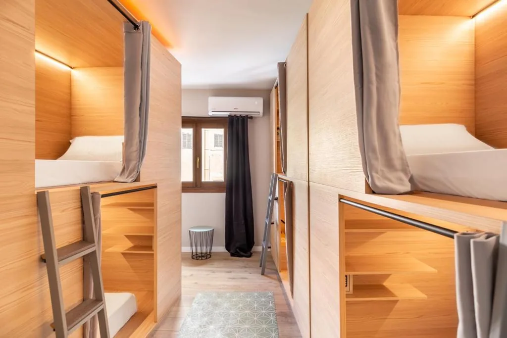 Cama en habitación compartida femenina de 6 camas — El Josemari Hostel