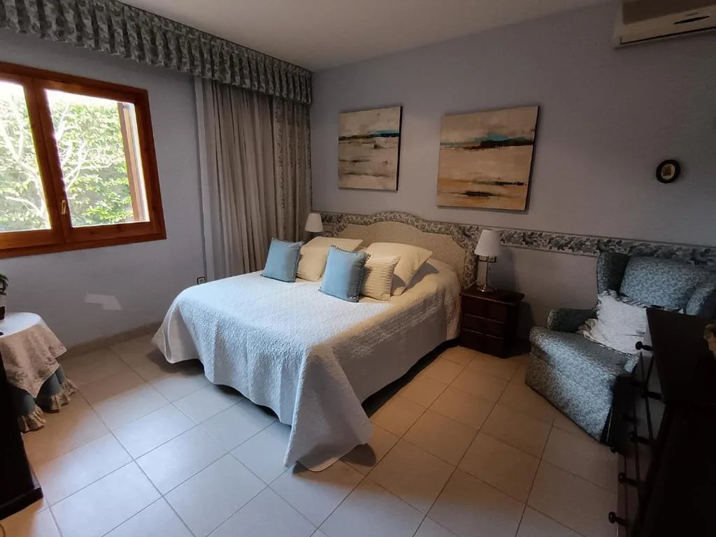 デラックスダブルルーム — El Mirador de Can Barri BB Vistas Piscina y Desayuno Gourmet