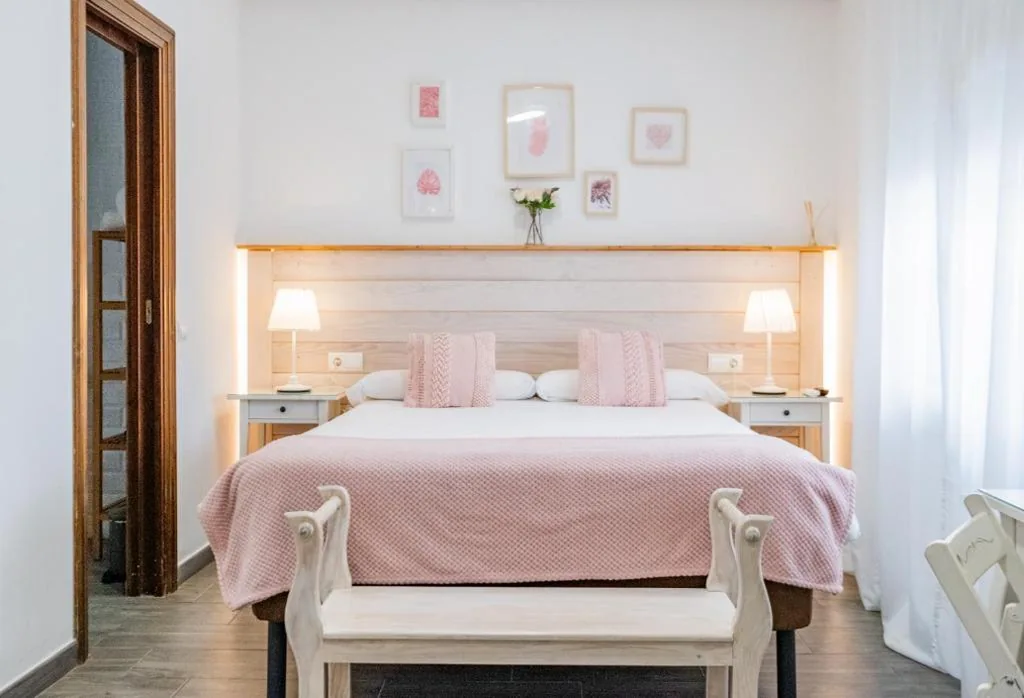 Habitación con cama grande — El Nogal Home
