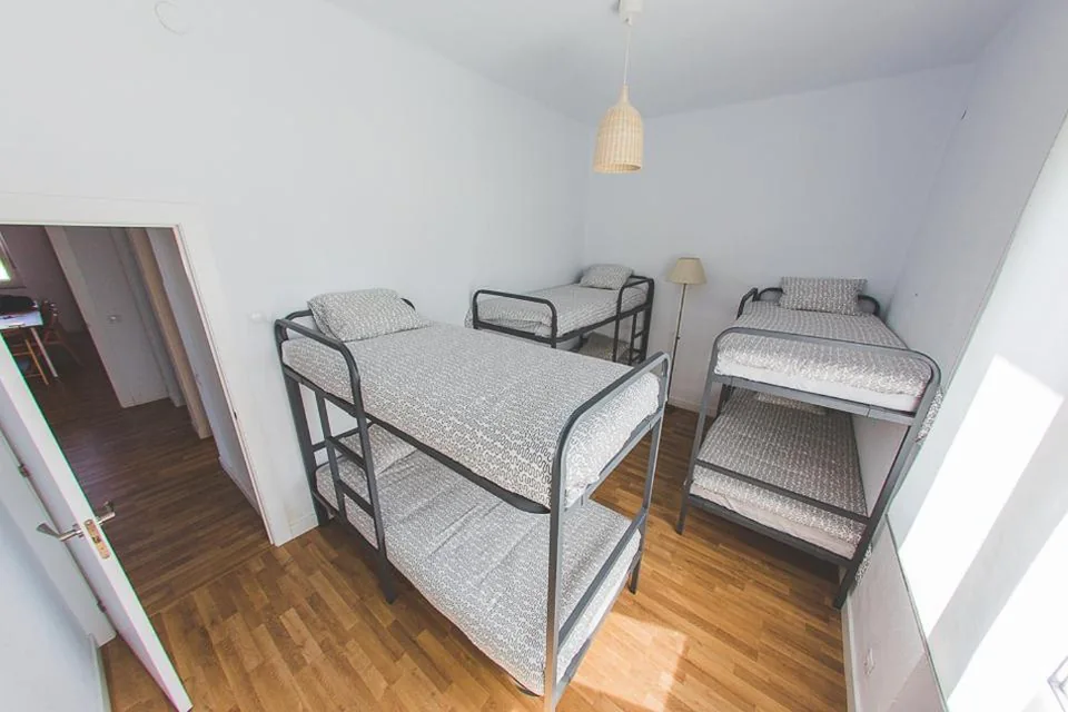Cama en habitación compartida mixta de 8 camas — El Pez Escorpion