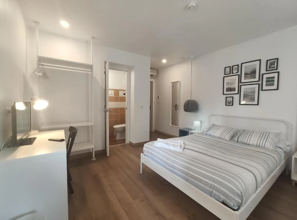 Habitación Familiar con terraza — El Portazgo Restaurante Hostal La Cisterniga