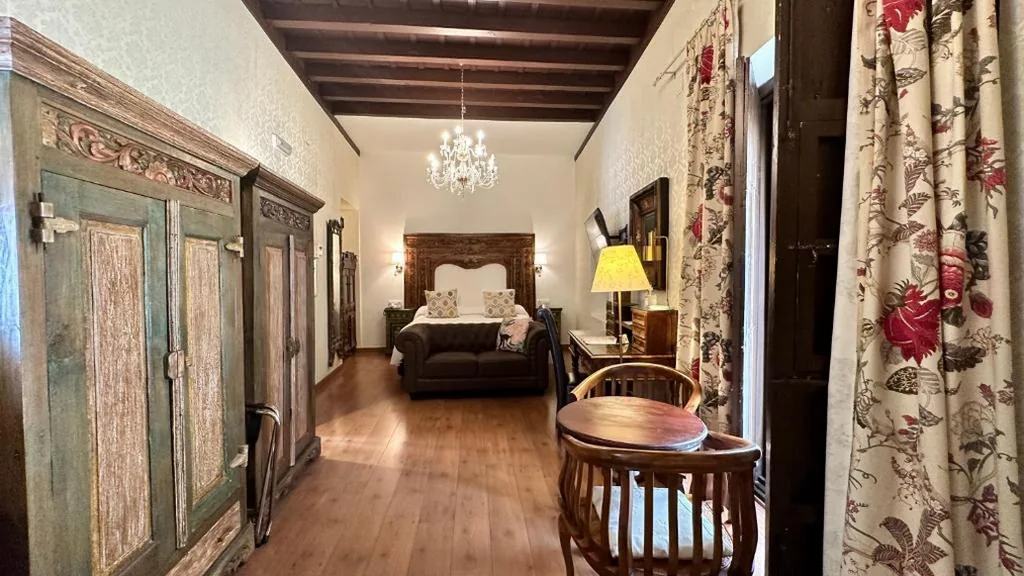 Suite con bañera de hidromasaje — El Rey Moro Hotel Boutique