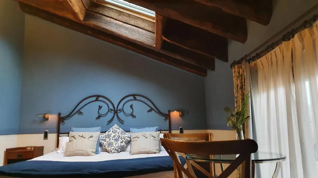 Camera Superior con letto matrimoniale extra large — El Rincón de Rascafría