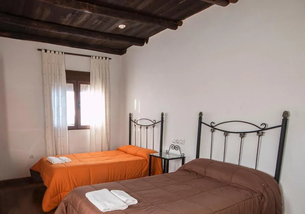 Habitación Doble con baño privado - 2 camas — El Tirol