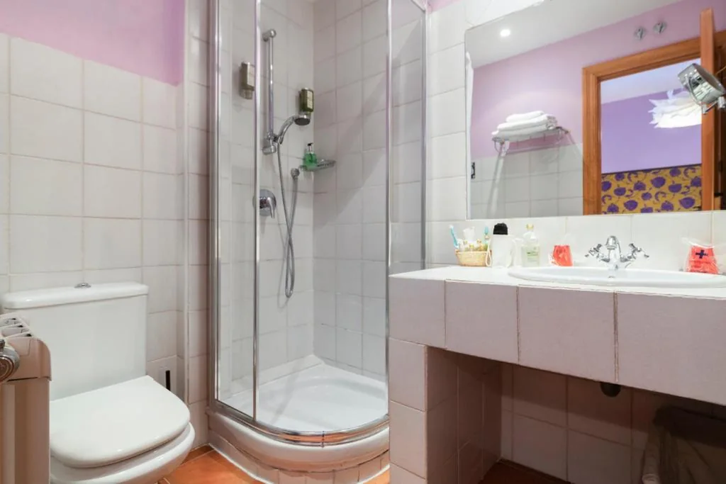 Kleine tweepersoonskamer met 2 bedden — El Torreon de Navacerrada