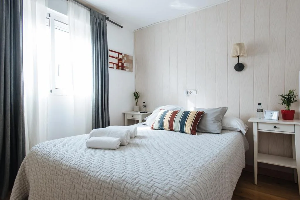 Doppelzimmer mit eigenem Bad — El Viajero en Sevilla