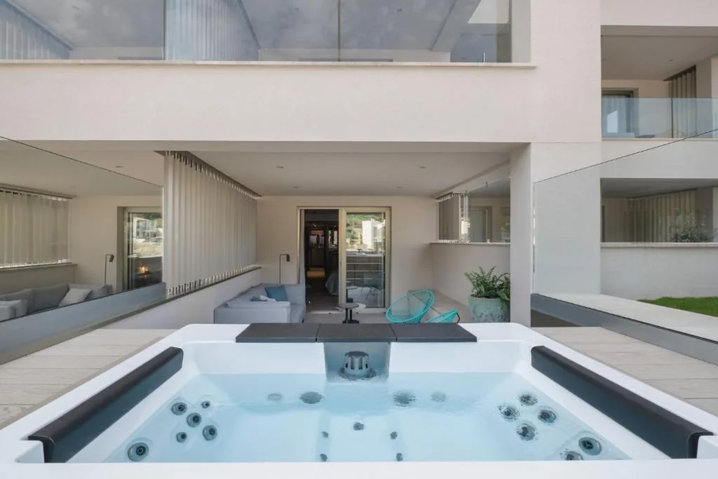 Junior Suite con vasca idromassaggio e terrazza con vista laterale sul mare — El Vicenç de la Mar - Adults Only - Over 12