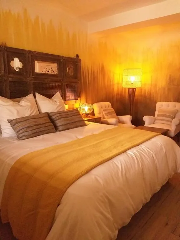 Habitación con cama extragrande y ducha a ras de suelo - Adaptada para personas con movilidad reducida — El Violin Experiencia Adults only