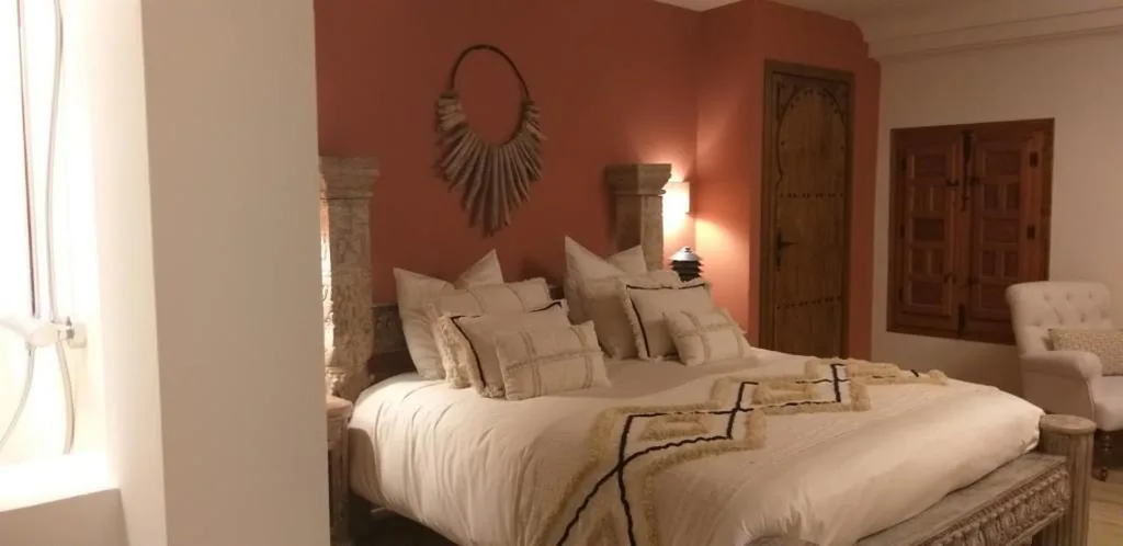 Habitación con cama extragrande y vistas a la piscina — El Violin Experiencia Adults only