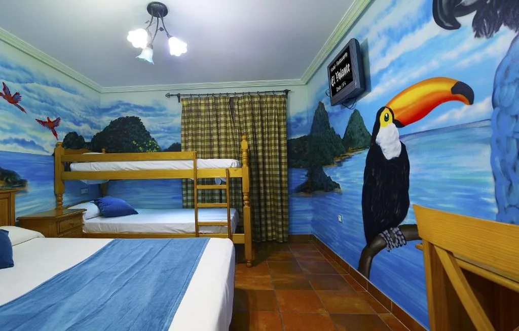 Camera quadrupla con letto matrimoniale e letto a castello — El Volante