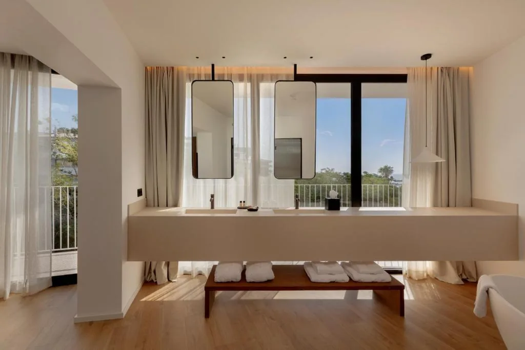 Luxury Room with Partial Sea View — Elisabeth by the Sea Hotel