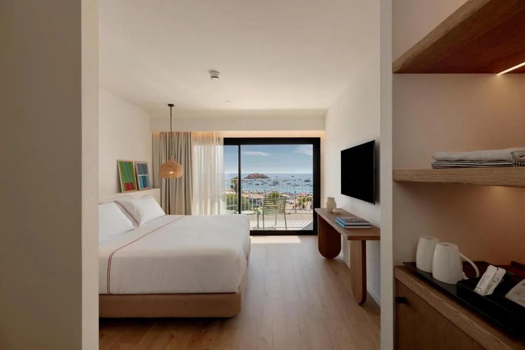 Deluxe Double Room with Balcony and Sea View — Elisabeth by the Sea Hotel