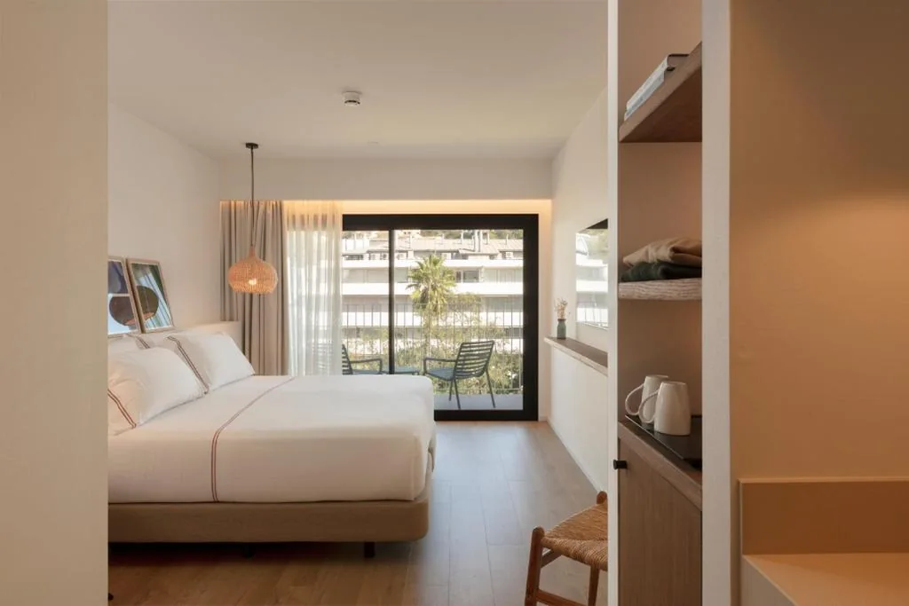 Deluxe Double Room with City View - 1 or 2 Beds — Elisabeth by the Sea Hotel