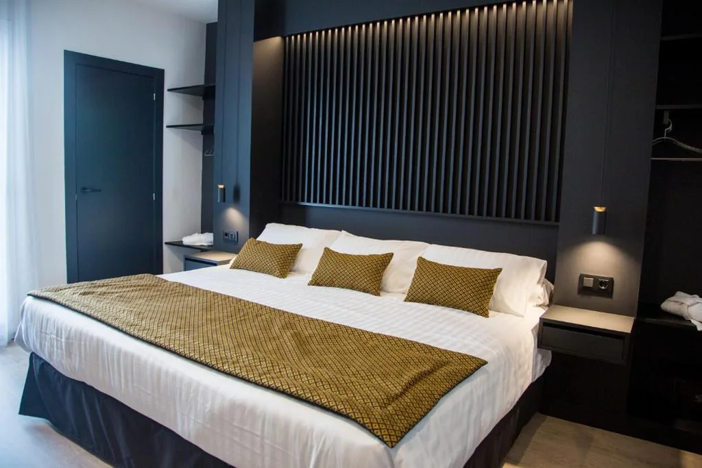 Zimmer mit Balkon und Blick auf den Innenhof – 1 extra großes Doppelbett — Elite Hotel - Gay Men Only