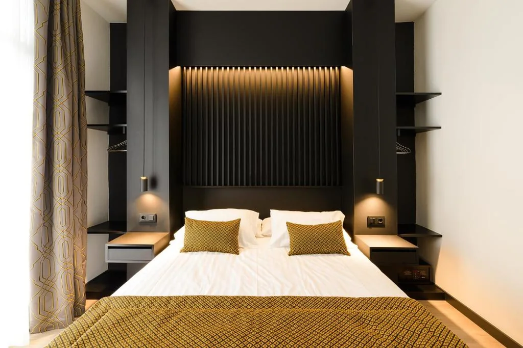 Doppelzimmer mit Balkon und Blick auf den Innenhof — Elite Hotel - Gay Men Only
