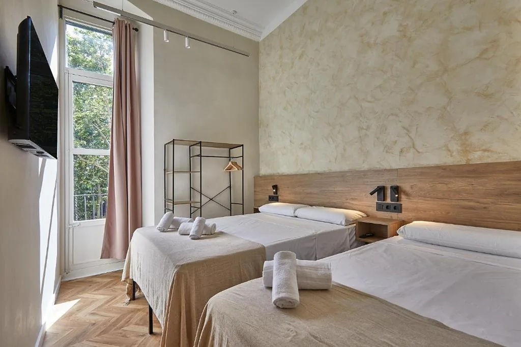 Camera tripla con bagno privato — Ella Hostel Boqueria